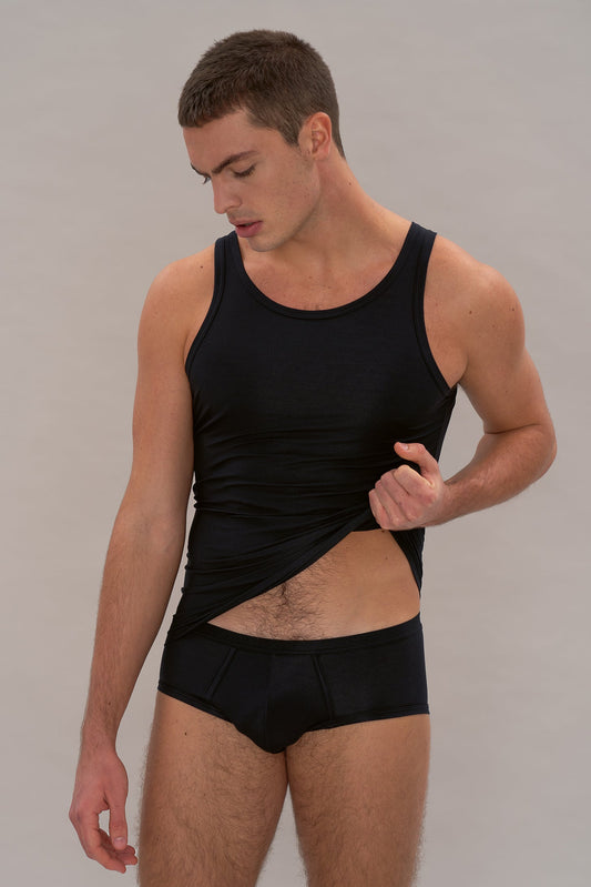 Man wearing a black moi-basics tanktop