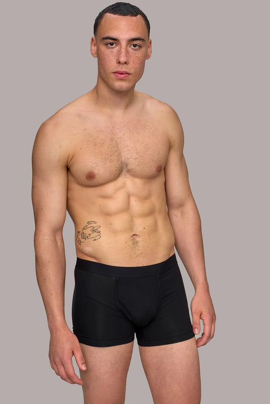 Man wearing the black moi-basics trunks