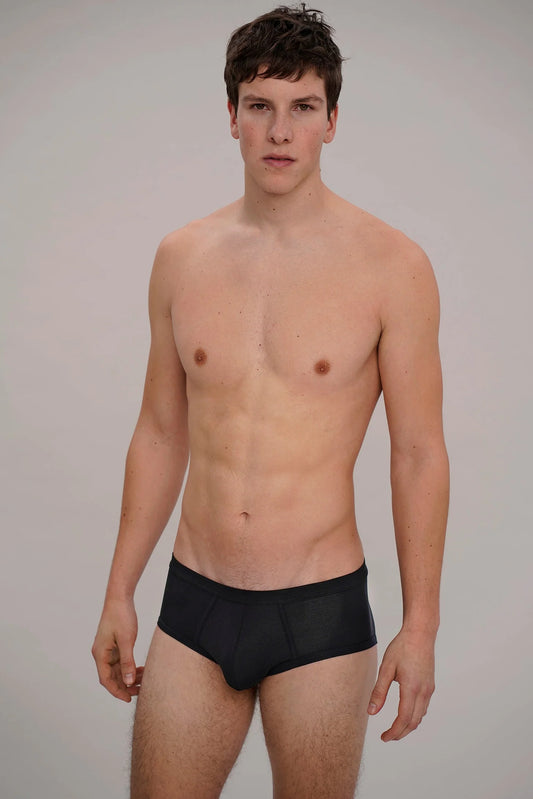 Man wearing moi-basics black brief
