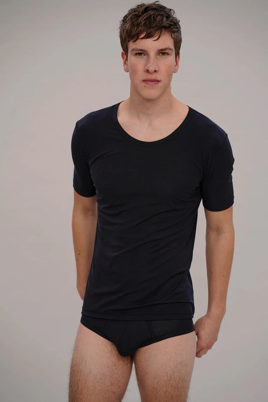 Man wearing a black t-shirt from moi-basics