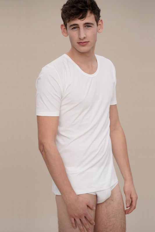 Man wearing a white moi-basics t-shirt